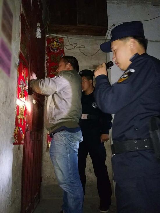 徐州粗心妈妈误将幼女锁家中 